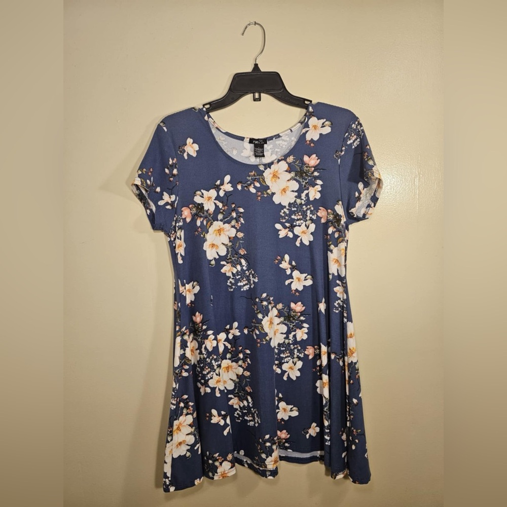 Rue 21 flowy floral dress, size Large.
(INV#A30)